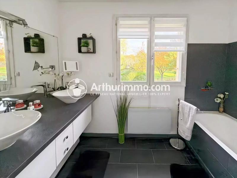 Maison - 210 m² - 7 pièces