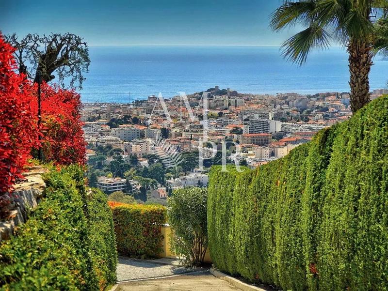 Villa - 300 m² - 8 pièces