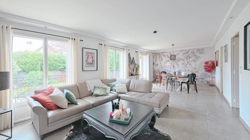 Pavillon - 225 m² - 7 pièces