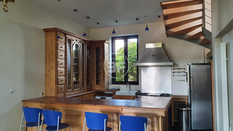 Maison - 256 m² - 8 pièces