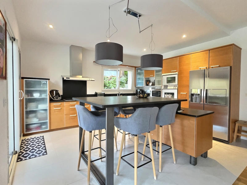 Maison - 230 m² - 7 pièces