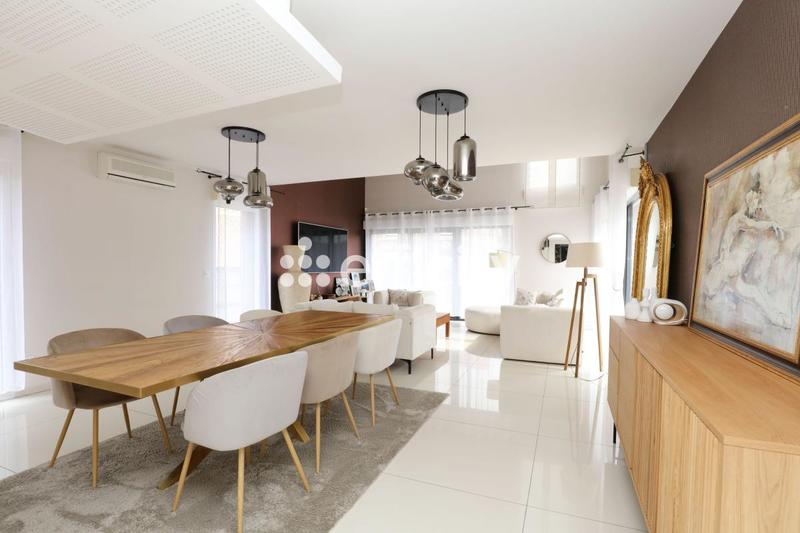 Maison - 220 m² - 7 pièces