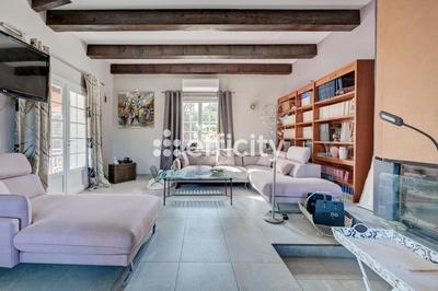 Maison - 202 m² - 7 pièces