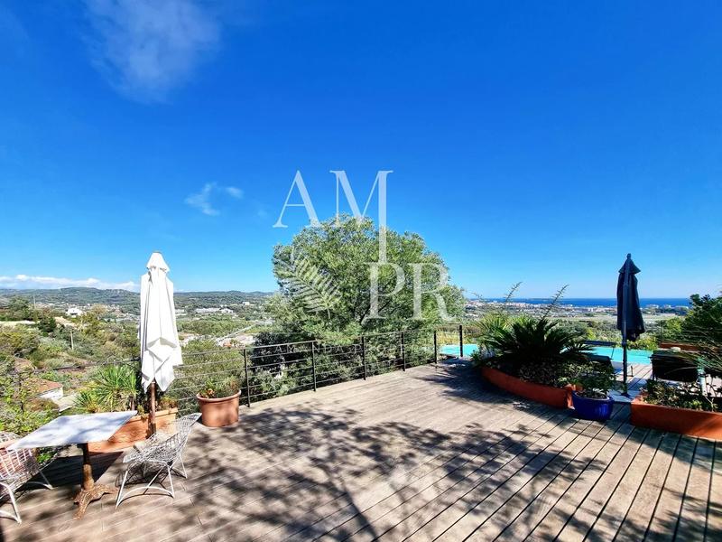 Villa - 301 m² - 8 pièces