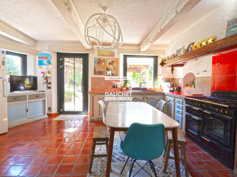 Maison - 330 m² - 8 pièces