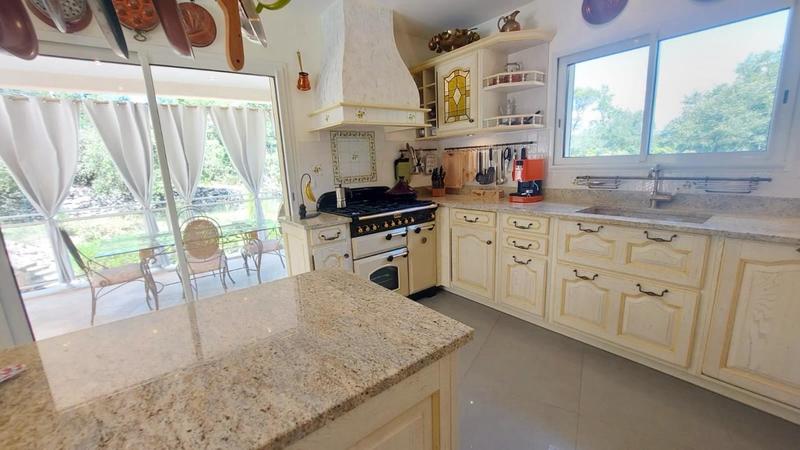 Propriété - 190 m² - 6 pièces