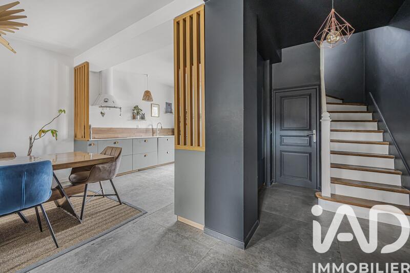 Maison - 240 m² - 8 pièces