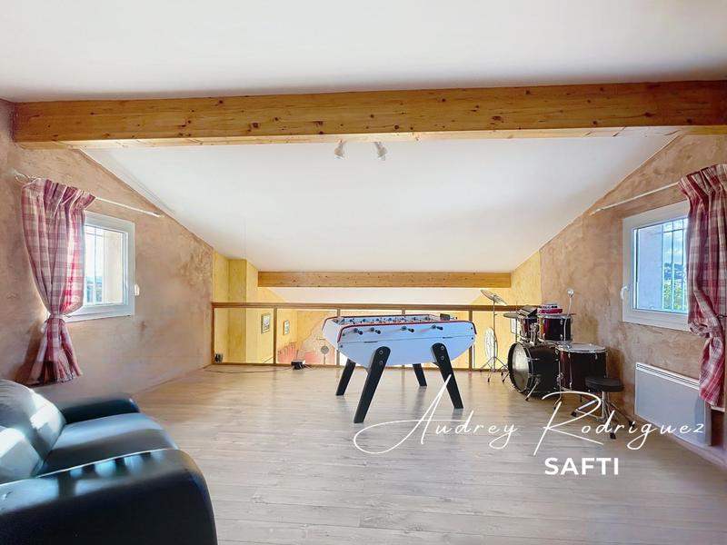 Maison - 220 m² - 8 pièces