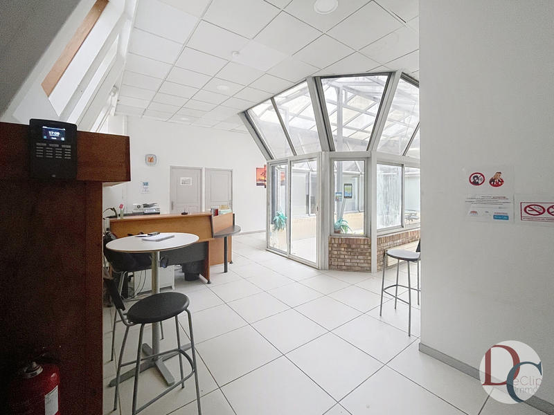 Local commercial - 210 m² - 9 pièces
