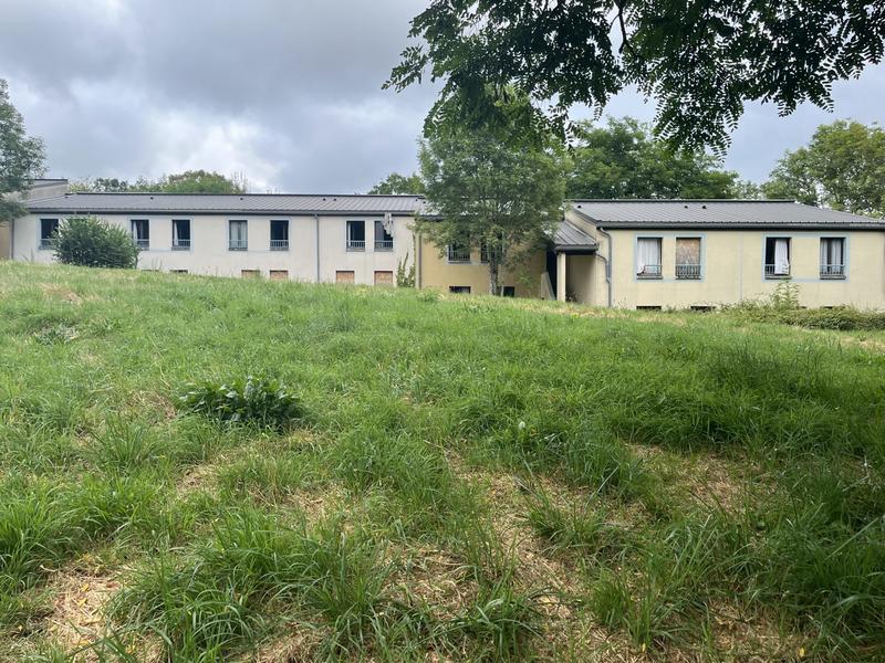 Maison - 1 500 m² - 40 pièces