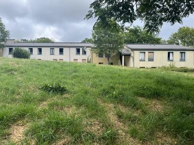 Maison - 1 500 m² - 40 pièces