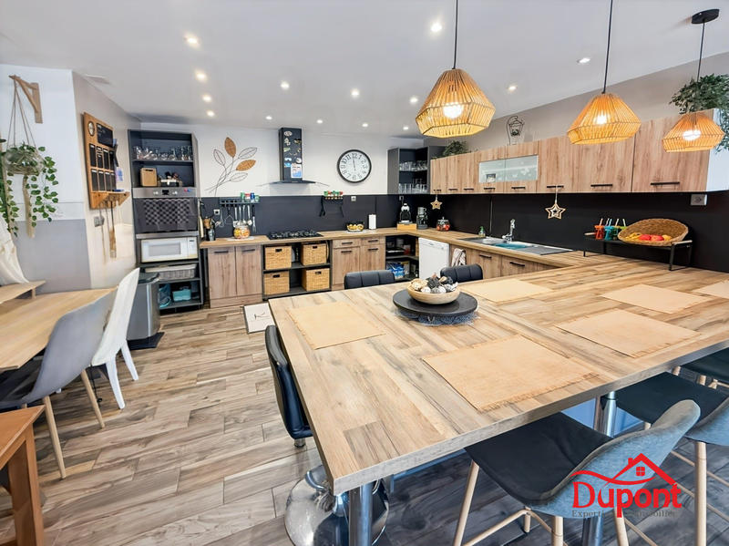 Maison - 215 m² - 6 pièces