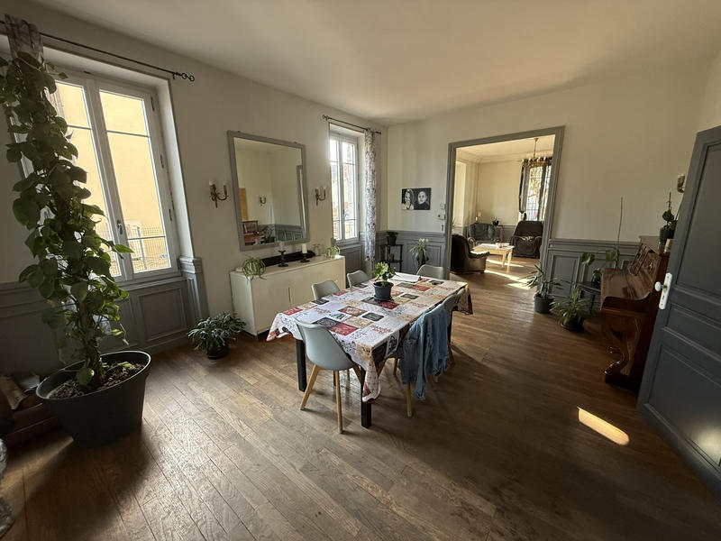 Maison - 239 m² - 9 pièces