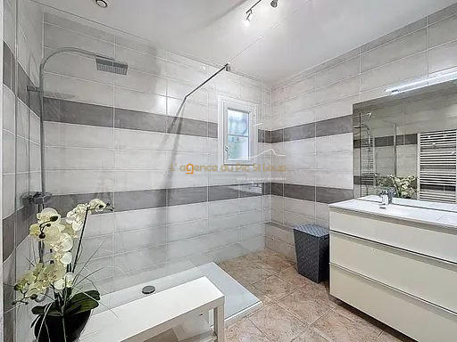 Villa - 182 m² - 8 pièces