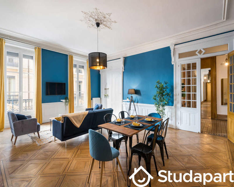 Chambre - 250 m² - 1 pièce