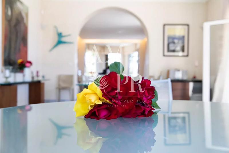 Villa - 355 m² - 8 pièces