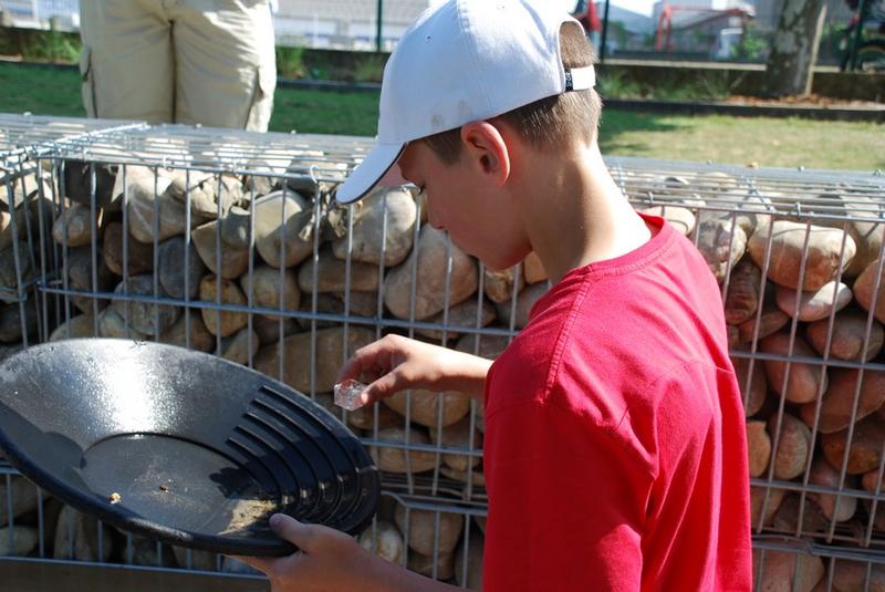 Atelier d'orpaillage : cherchez des paillettes d'or dans le sable de nos gravières !