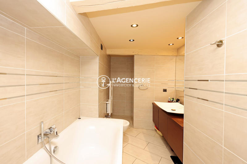 Maison - 414 m² - 9 pièces