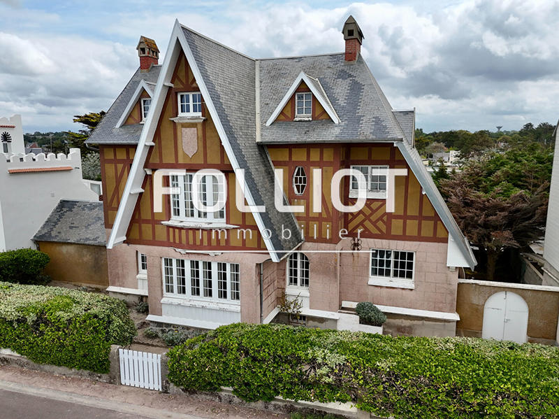 Maison - 235 m² - 10 pièces