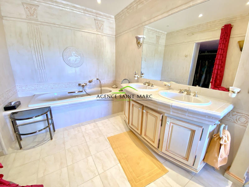 Maison - 300 m² - 4 pièces