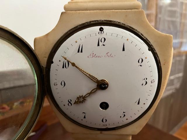 Horloge de cheminée en marbre