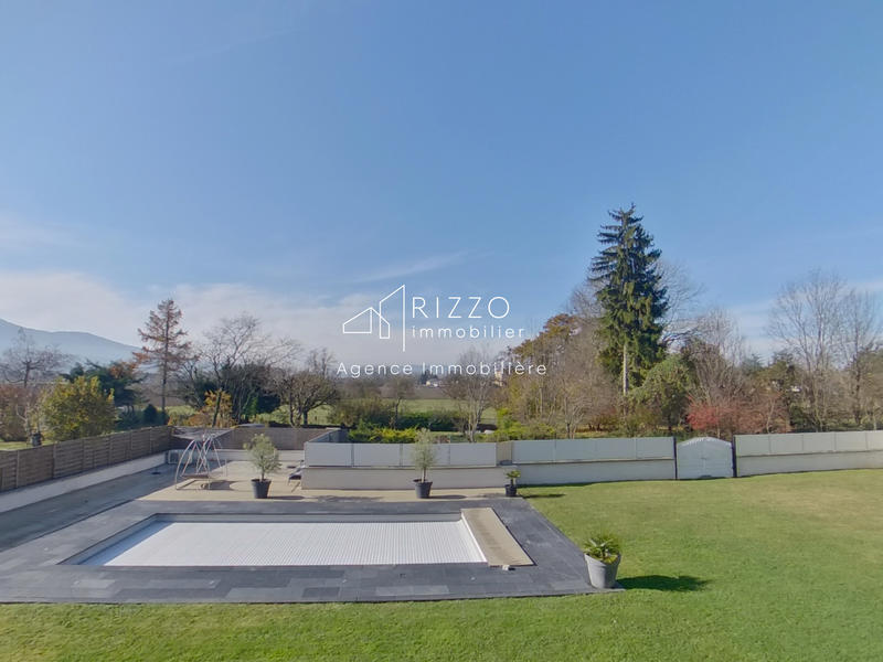 Maison - 326 m² - 11 pièces