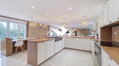 Maison - 360 m² - 12 pièces