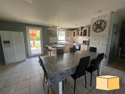 Villa - 100 m² - 5 pièces