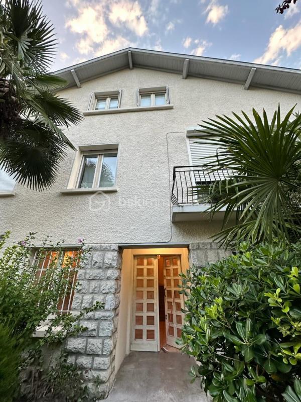 Maison - 270 m² - 11 pièces