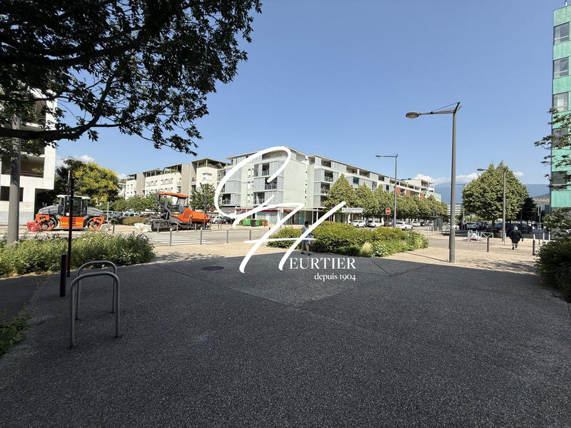 Local commercial - 334 m² - 14 pièces