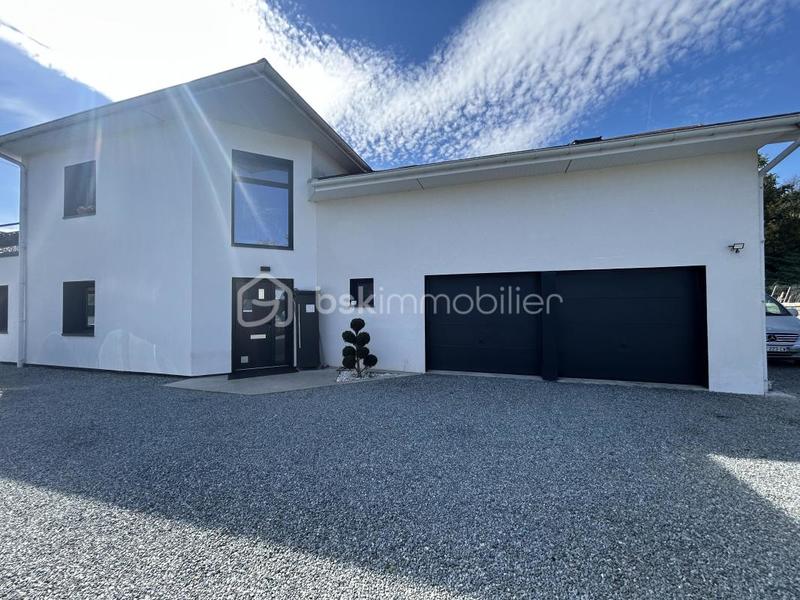 Maison - 217 m² - 8 pièces