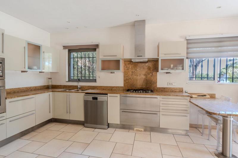 Villa - 303 m² - 6 pièces