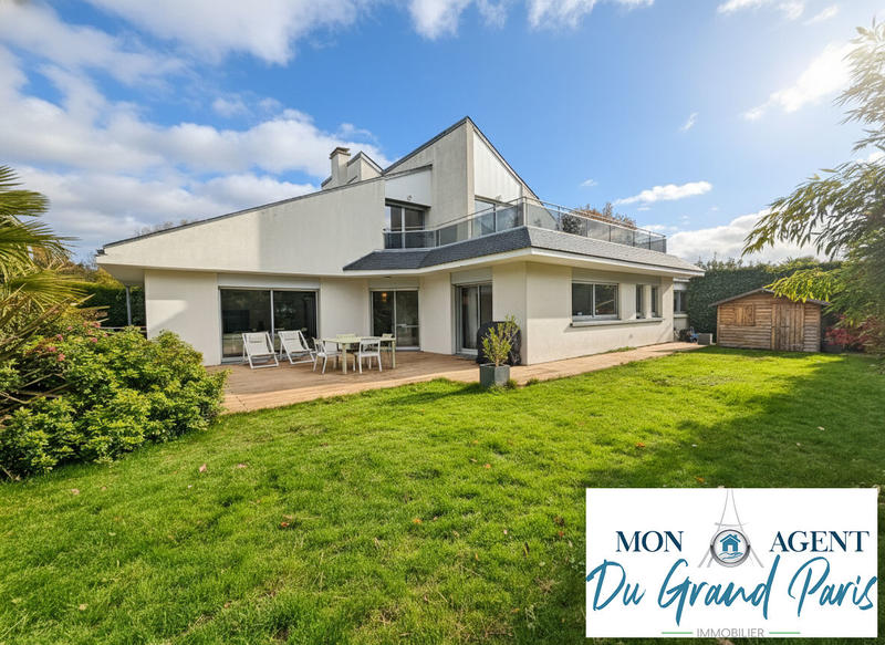 Maison - 220 m² - 8 pièces