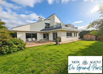 Maison - 220 m² - 8 pièces