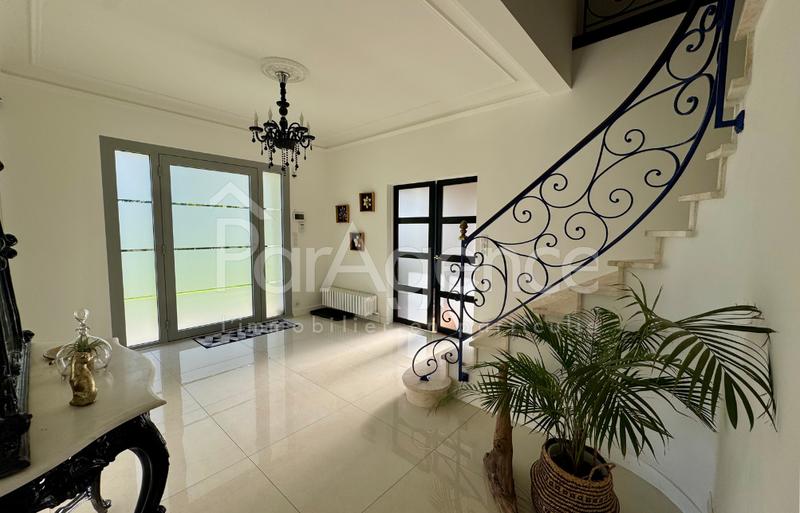 Maison - 290 m² - 9 pièces