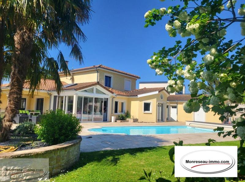 Propriété - 210 m² - 11 pièces