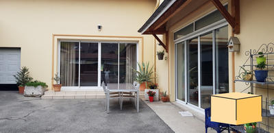 Maison traditionnelle - 377 m² - 7 pièces