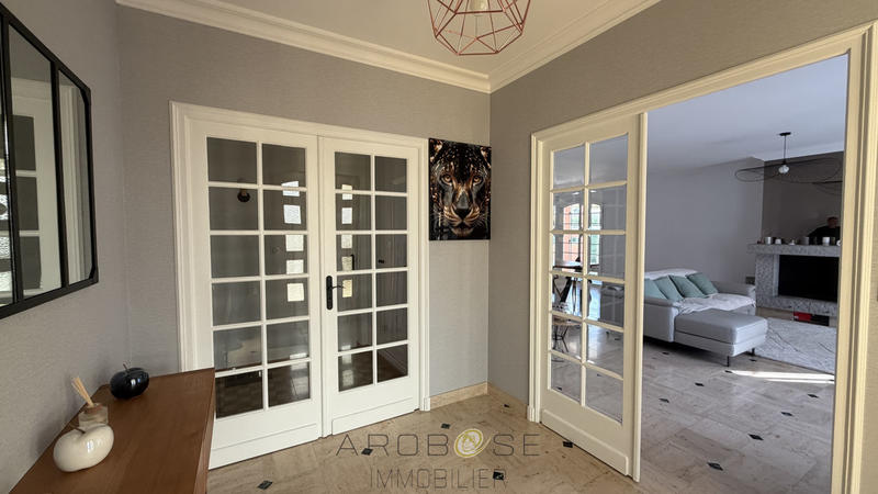 Maison traditionnelle - 220 m² - 7 pièces