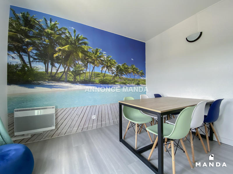 Chambre - 10 m² - 7 pièces