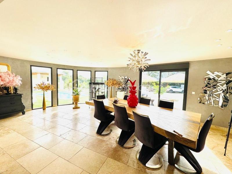 Propriété - 301 m² - 10 pièces