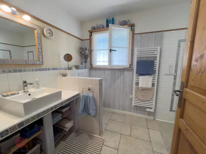 Propriété - 345 m² - 9 pièces