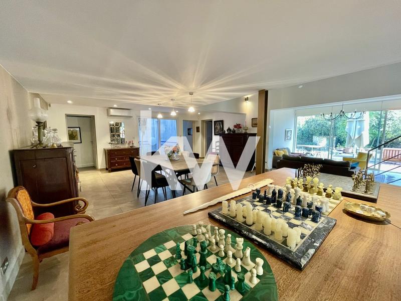 Maison - 210 m² - 7 pièces