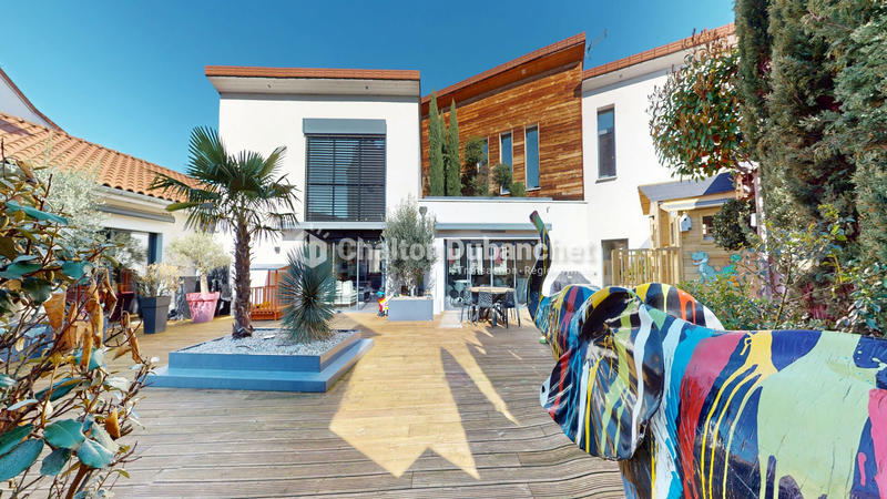 Maison - 323 m² - 6 pièces