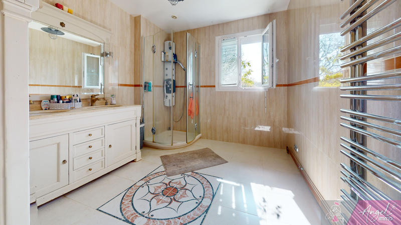 Maison - 230 m² - 9 pièces