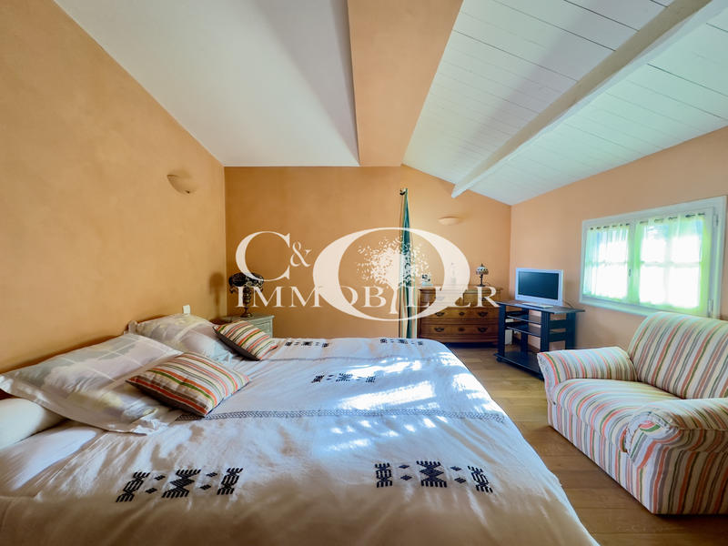 Maison - 235 m² - 7 pièces