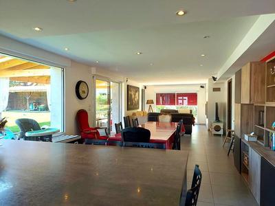 Maison - 219 m² - 11 pièces