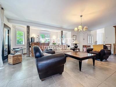 Maison - 260 m² - 7 pièces