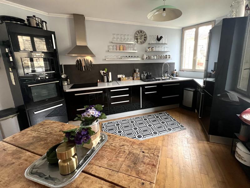 Maison traditionnelle - 250 m² - 8 pièces