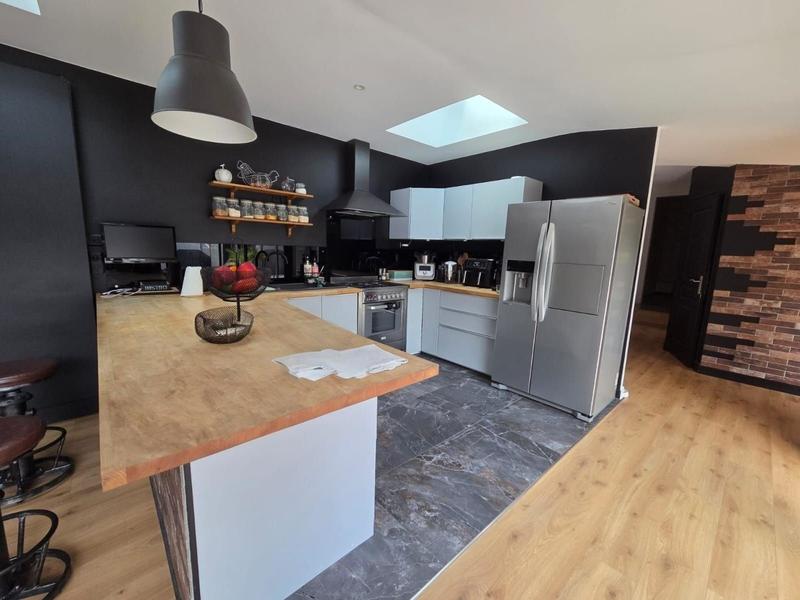 Maison - 215 m² - 10 pièces