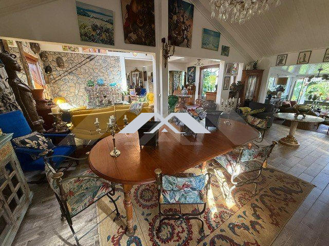 Maison - 200 m² - 5 pièces